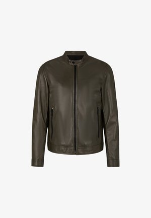 Olivgrüne Lederjacke mit hohem Kragen, Frontreißverschluss und zwei Reißverschlusstaschen. Glatte Textur, minimalistisches Design, taillierte Silhouette.