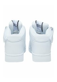 Weiße High-Top-Sneaker aus glattem Leder mit Mesh-Akzenten, ausgestattet mit einem Reißverschluss und einem gepolsterten Kragen für zusätzlichen Komfort.