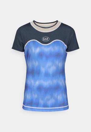 T-shirt à manches courtes bleu dégradé avec un col rond et des coutures de contraste grises. Présente le logo EA7 sur le devant supérieur.