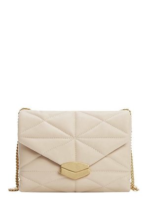 Bolso rectangular beige acolchado con correa de cadena dorada y cierre geométrico dorado en el centro frontal.