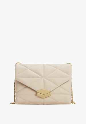 Beżowa, pikowana prostokątna torebka z złotym łańcuszkiem na ramię i geometrycznym, złotym zapięciem na środku przedniej strony.