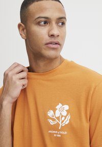 Solid SDFULTON - Triko s potiskem - golden ochre