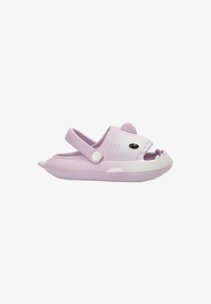 Sandalia de plástico en púrpura y blanco con forma de un animal de dibujos animados, que cuenta con una correa ajustable, diseño de punta abierta y suela texturada.