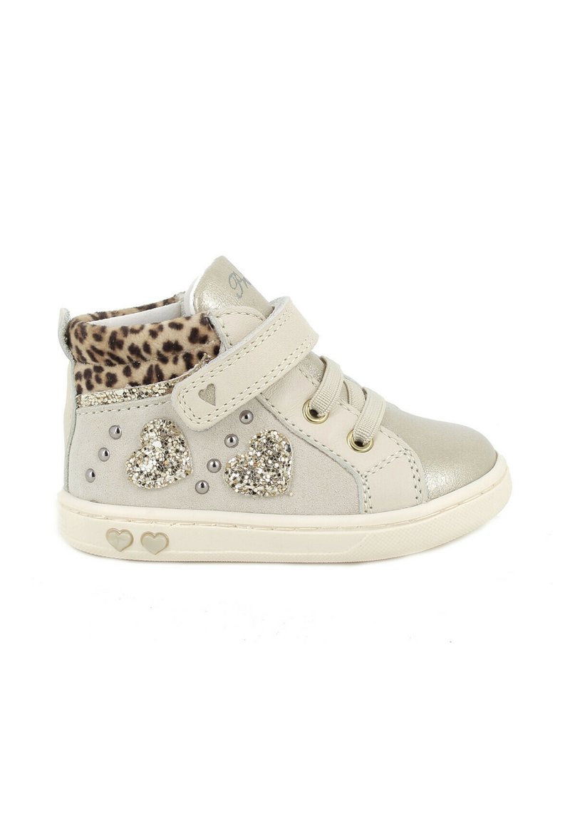 Sneaker alta beige con dettagli metallici, fodera a stampa leopardo e particolari a forma di cuore scintillanti. Presenta una chiusura in velcro e un design con lacci.
