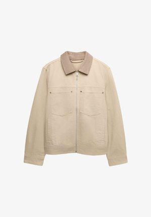 Lichtbeige jas met een bruine kraag, voorrits, twee borstzakken en steekzakken aan de zijkant, plat gelegd op een witte achtergrond.