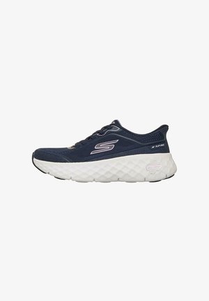 Zapatilla deportiva sin cordones de color azul marino con suela blanca texturizada, logo "S" rosa en el lateral y entresuela acolchada para correr o caminar.