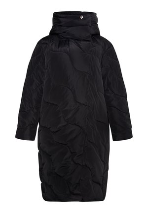 Giubbotto imbottito nero con colletto alto, maniche corte, texture trapuntata e silhouette ampia, decorato con un singolo bottone di accento.