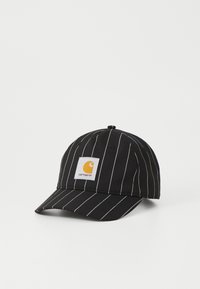 Svart caps med hvite vertikale striper, buet skjerm, og et rektangul�ært logopatch med et oransje emblem. Laget av bomull.