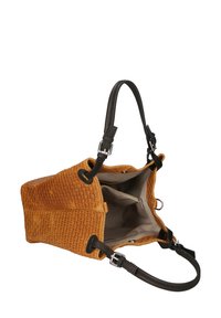 Geweven beige handtas met een gestructureerde buitenkant, twee verstelbare zwarte leren handvaten en een beige interieur met vakken en ritsen.