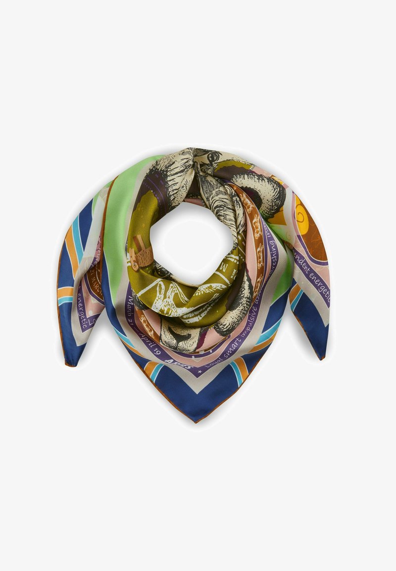 Foulard en soie de forme triangulaire, présentant un design multicolore avec des animaux et des accents de texte, principalement en vert, marron et bleu.