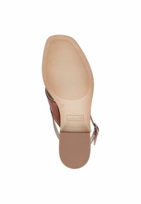 Sandale à talons hauts marron avec une tige en cuir lisse, une bride de cheville ajustable et une semelle en caoutchouc texturée. Taille 37 indiquée en dessous.