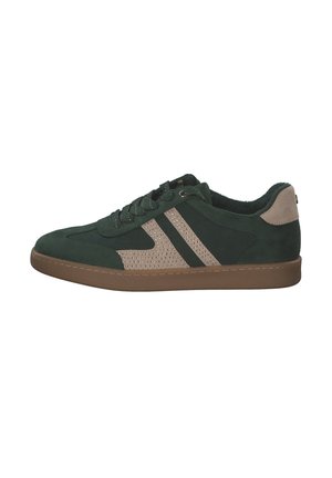 Grüne Wildleder-Sneaker mit beigen, perforierten Akzenten, flacher brauner Gummisohle und Schnürverschluss. Mit dezenten Nähten und runder Zehenform.
