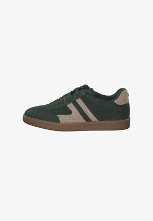Grüne Wildleder-Sneaker mit beigen, perforierten Akzenten, flacher brauner Gummisohle und Schnürverschluss. Mit dezenten Nähten und runder Zehenform.