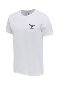 Biały krótki rękaw koszulka z okrągłym dekoltem z małym czerwono-niebieskim logo Hummel na lewej piersi, gładki przód i gładki materiał.
