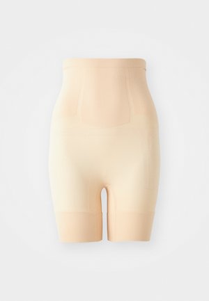 Béžové formujúce šortky s vysokým pásom, hladkou textúrou, elastickým pásom na vrchu a dĺžkou po stred stehna, navrhnuté na formovanie postavy.