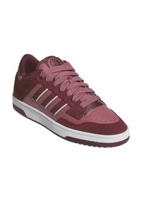 Sneaker da basket color bordeaux realizzati in pelle e camoscio, con punta perforata, lacci spessi e tre strisce bianche sui lati.