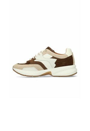 Niedriger Sneaker mit weißen und braunen Wildleder- und Lederpaneelen, weißen Schnürsenkeln und dicker cremeweißer Sohle.