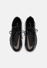 Nike Performance JR PHANTOM GT2 ACADEMY DYNAMIC FIT TF UNISEX - Botas de futebol para piso sintético - black/metallic dark grey/metallic gold