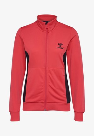 Giacca sportiva rossa con zip frontale, colletto alto, pannelli laterali neri e logo Hummel sul petto. Realizzata in materiale liscio e leggero.