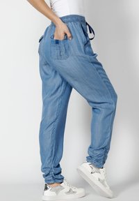 Koroshi LONG JOGGING  - Traperice suženog kroja - azul cl light blue