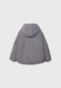 Graue Pufferjacke mit Kapuze, mit einem gesteppten Design und horizontaler Naht. Mit geradem Saum und elastischen Bündchen ausgestattet.