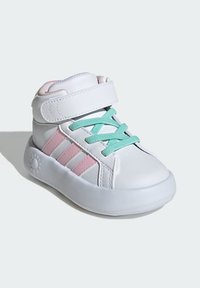 Sneaker alta bianca con accenti rosa, lacci turchesi e una striscia in velcro. Realizzata in materiale sintetico con una texture liscia.