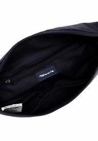 Borsa a tracolla blu navy con una superficie liscia e chiusura con zip. L'interno presenta una piccola tasca con zip e un'etichetta del marchio cucita all'interno.