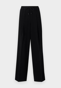 Zwarte broek met een relaxte pasvorm, geplooide voorkant, elastische tailleband en trekkoord. De stof lijkt glad met een lichte glans.