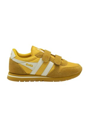 Sneaker Gola giallo e bianco con due strap a velcro, dettagli in pelle scamosciata e mesh, e suola in gomma, vista laterale su sfondo bianco.