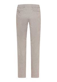 Beige gerade geschnittene Hose mit Gürtelschlaufen, zwei hinteren Paspeltaschen, eine davon mit Knopf gesichert, von hinten auf weißem Hintergrund gezeigt.