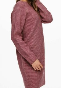 Strickkleid in einem sanften Rosaton, mit einem strukturierten Rippmuster, langen Ärmeln und einem lockeren Schnitt in mittlerer Oberschenkel-Länge.