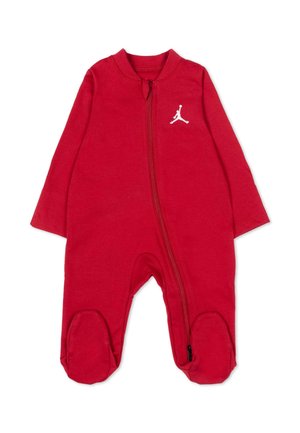 Tutina rossa per neonati con piedi, maniche lunghe, cerniera diagonale frontale e piccolo logo Jumpman bianco sul petto.
