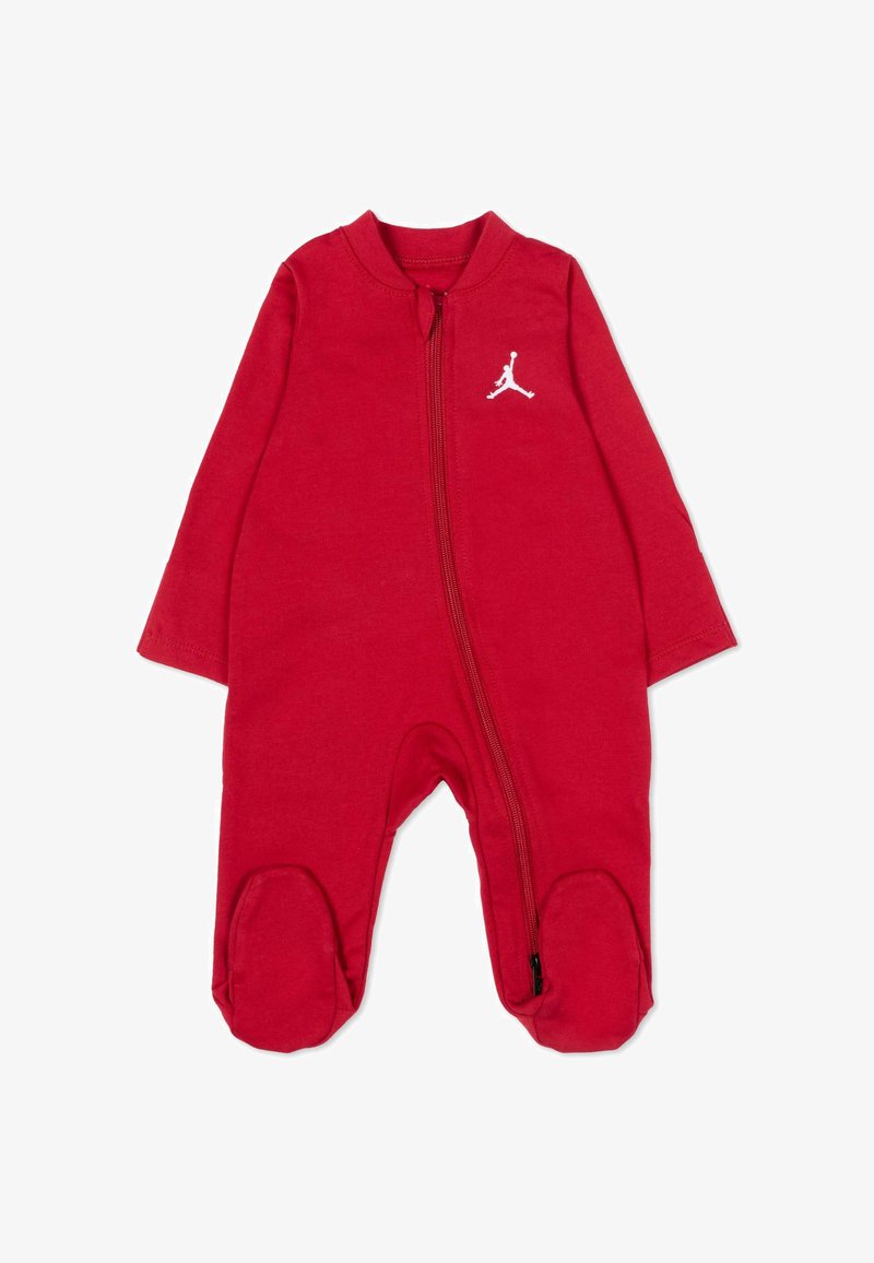 Grenouillère rouge pour bébé avec pieds, manches longues, fermeture éclair diagonale à l'avant et petit logo Jumpman blanc sur la poitrine.