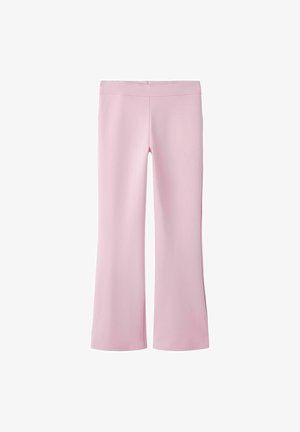 Pantalons évasés roses en tissu doux et extensible. Texture lisse et taille large, avec une coupe évasée s'étendant jusqu'aux chevilles.