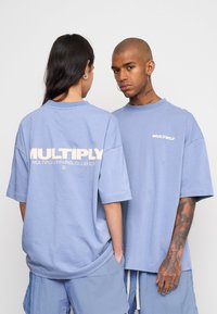 Multiply Apparel FONT  - Camiseta estampada - wild wind