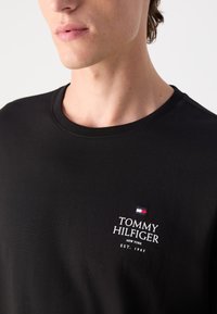 Tommy Hilfiger STACK TEE - Maglietta a manica lunga - black