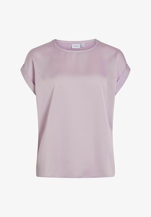 Lyse lavendel kortermet bluse med rund hals og rullede mansjetter, laget av et glatt, svakt skinnende stoff.