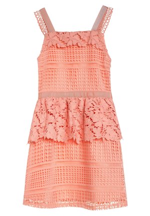 Różowa koronkowa sukienka z regulowanymi ramiączkami, zdobiona kwiatowymi akcentami, z tiered peplum i teksturowanymi wzorami szydełkowymi.