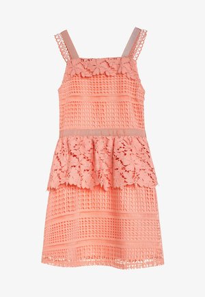 Vestido de encaje melocotón con tirantes ajustables, que presenta acentos florales, peplum escalonado y patrones de crochet texturizados.