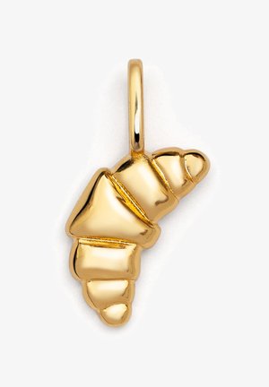 Goldenes, croissantförmiges Pendant mit polierter Oberfläche, das Detaillinien aufweist, die die Schichten des Gebäcks anzeigen, sowie eine runde Öse zur Befestigung.