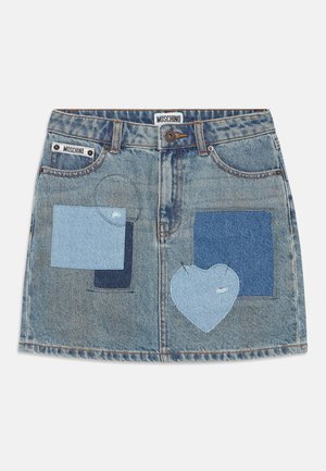 Denim miniskjørt med ulike nyanser av blå lappverk, inkludert rektangler og en hjerteform, med et klassisk fem-lommers design.