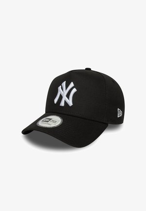 Musta baseball-hattu, joka on valmistettu kankaasta ja jossa on valkoinen brodeerattu logo. Takana säädettävä hihna, muotoiltu rakenne ja kaareva lippa.