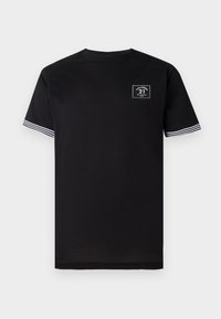 T-shirt preto de algodão com decote redondo, mangas curtas e detalhes em riscas brancas. Apresenta um emblema quadrado no peito.
