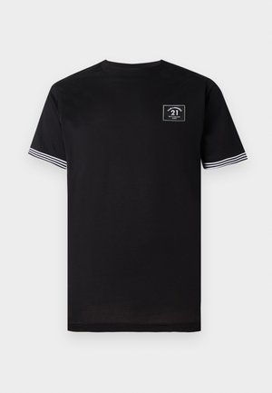 Svart bomull T-skjorte med rund hals, korte ermer og hvite striper som detaljer. Har et kvadratisk logo-lapp på brystet.