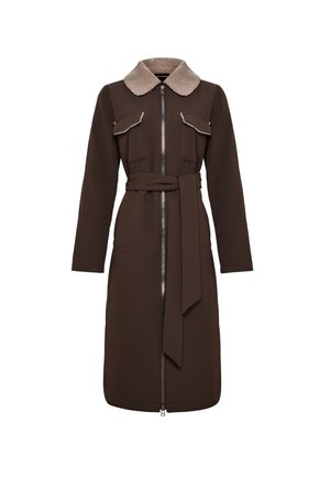 Brauner Langarmmantel mit beigem Pelzkragen, Frontreißverschluss, zwei Brusttaschen, Taillengürtel und gestickten Details an den Bündchen und dem Saum.