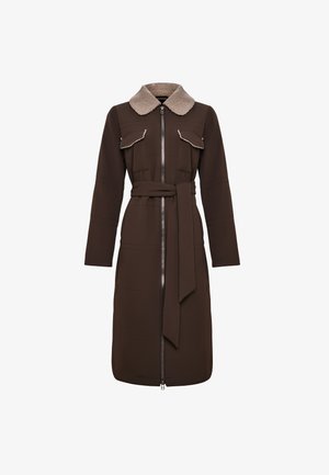 Barna hosszú ujjú kabát bézs szőrme gallérral, elülső cipzárral, két mellzsebből, derékpánttal és varrott részletekkel az ujjak és az alj mentén.