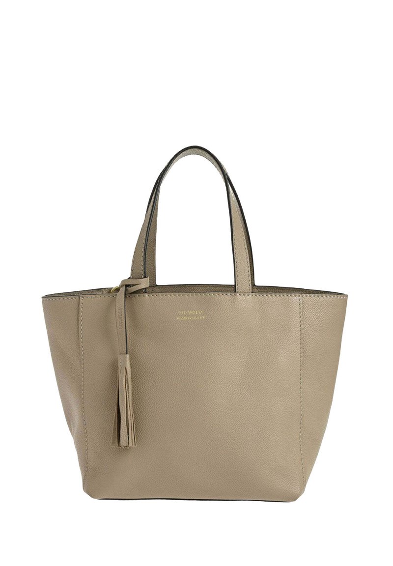 Sac à main en cuir beige avec deux poignées et un pompon en cuir assorti suspendu à l'une des poignées, structuré avec des détails de couture visibles.