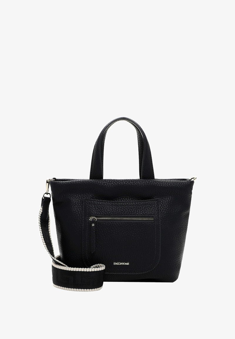 Mustasilkkinen käsilaukku, jossa on teksturoitu pinta, kahdella ykköskahvalla, irrotettavalla hihnalla ja edessä vetoketjutasku.