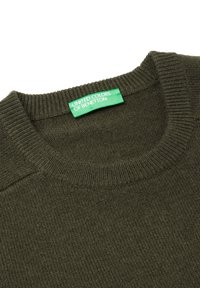 Zielona sweter dziany w odcieniu oliwkowym z okrągłym dekoltem i prążkowanymi krawędziami; zawiera zieloną metkę z napisem "UNITED COLORS OF BENETTON."