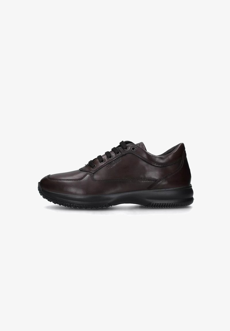 Sneaker in pelle marrone con profilo basso, punta tonda, colletto imbottito, design con lacci e suola in gomma nera con grip testurizzato.